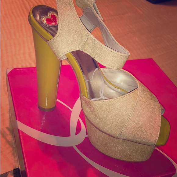 Nude Wedges - Picture 1 of 1